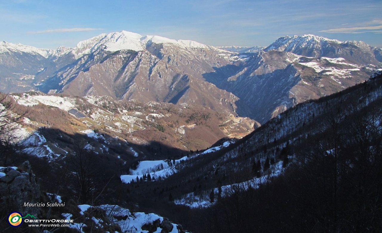 50 L'ombroso versante nord del Cancervo e panorama sul Menna....JPG